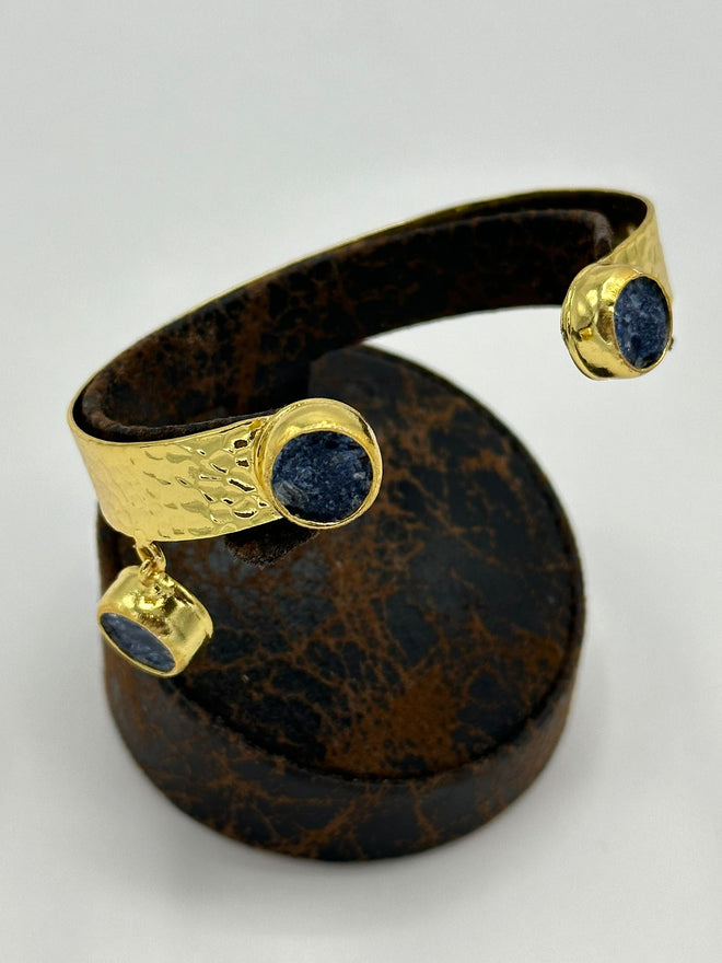 Adjustable Engraved Bracelet in 18k gold with natural blue calcite