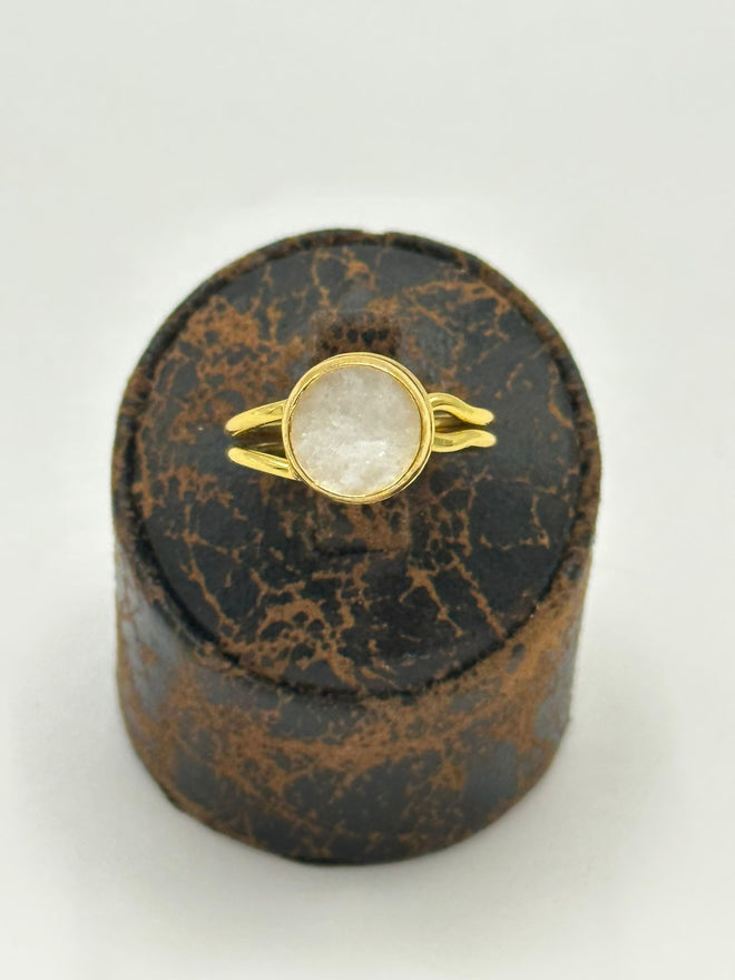 Adjustable Ring in 18k gold with natural crystal quartz