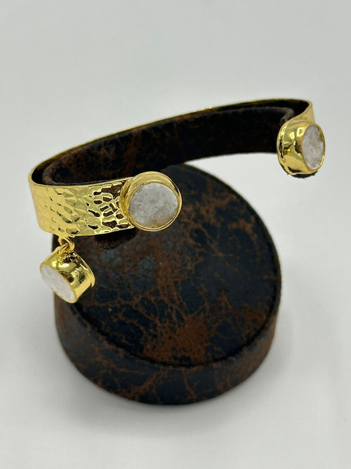 Adjustable Engraved Bracelet in 18k gold with natural crystal quartz