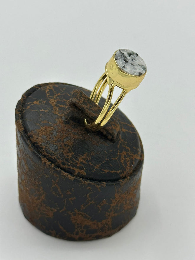 Adjustable Ring in 18k gold with natural onyx