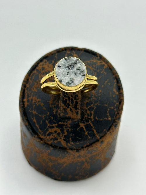 Adjustable Ring in 18k gold with natural onyx