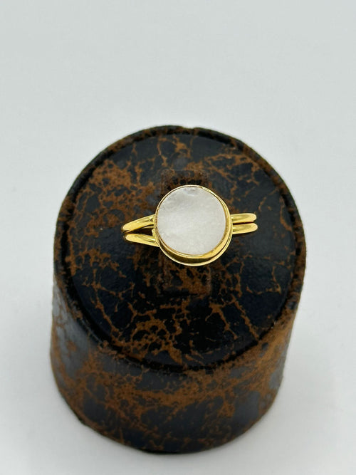 Adjustable Ring in 18k gold with natural opal