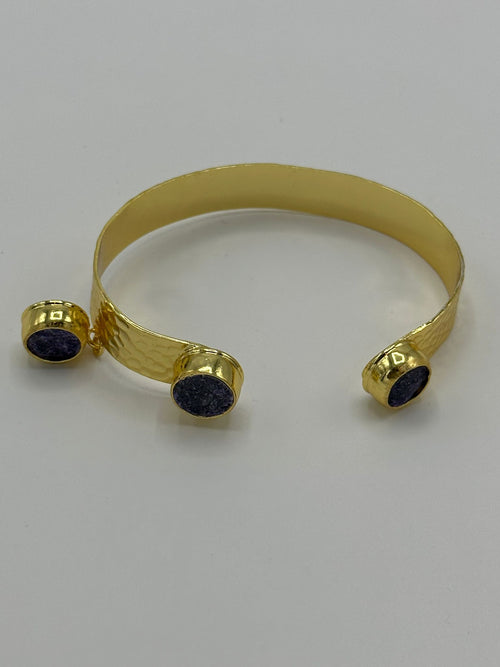 Adjustable Engraved Bracelet in 18k gold with natural purple garnet