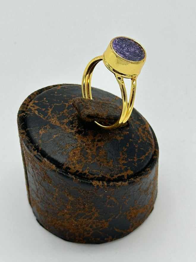 Adjustable Ring in 18k gold with natural purple garnet