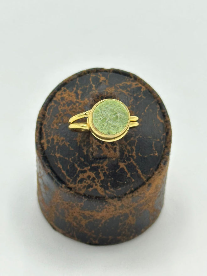 Adjustable Ring in 18k gold with natural peridot