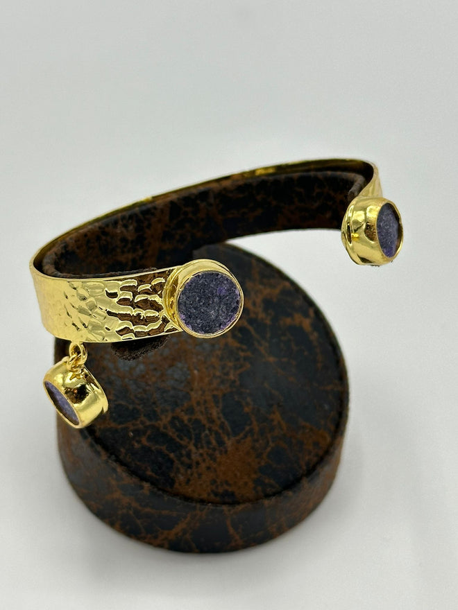 Adjustable Engraved Bracelet in 18k gold with natural purple garnet