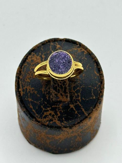 Adjustable Ring in 18k gold with natural purple garnet