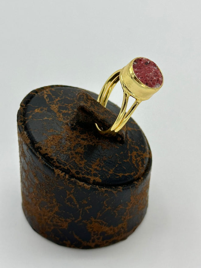 Adjustable Ring in 18k gold with natural red calcite