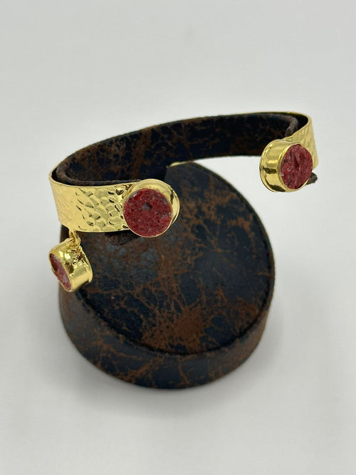 Adjustable Engraved Bracelet in 18k gold with natural red calcite