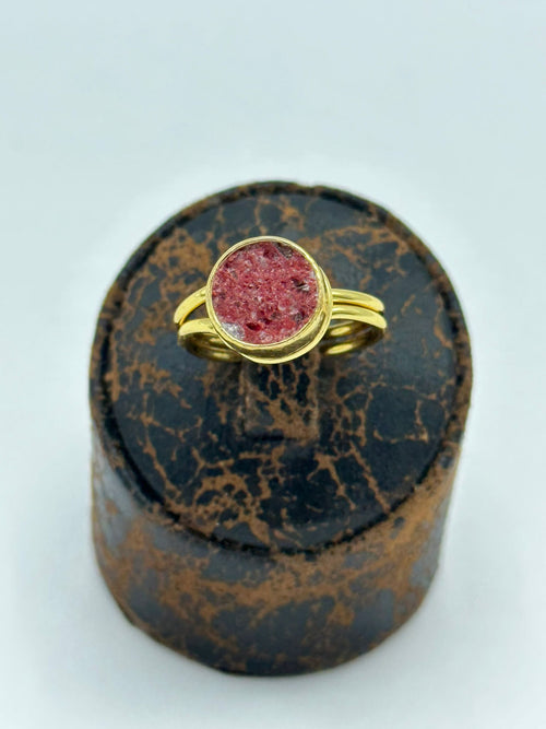 Adjustable Ring in 18k gold with natural red calcite