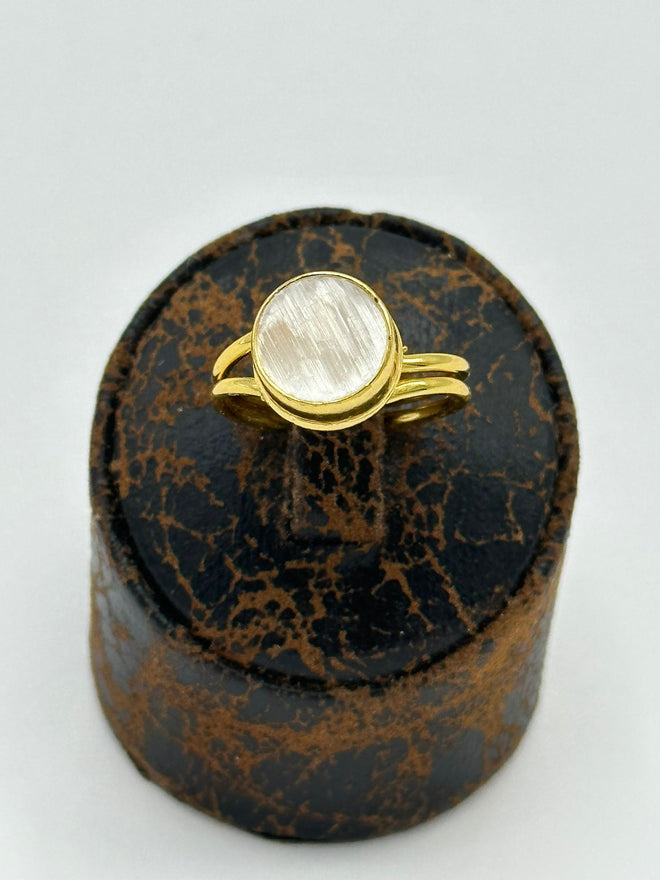 Adjustable Ring in 18k gold with natural selenite