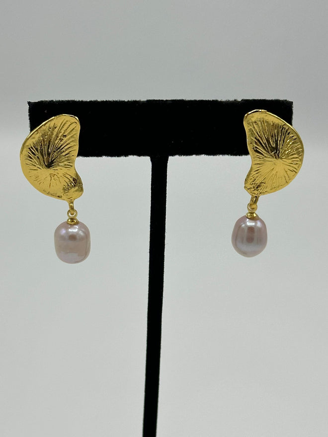 Leaf Earrings in 18k gold with pearl