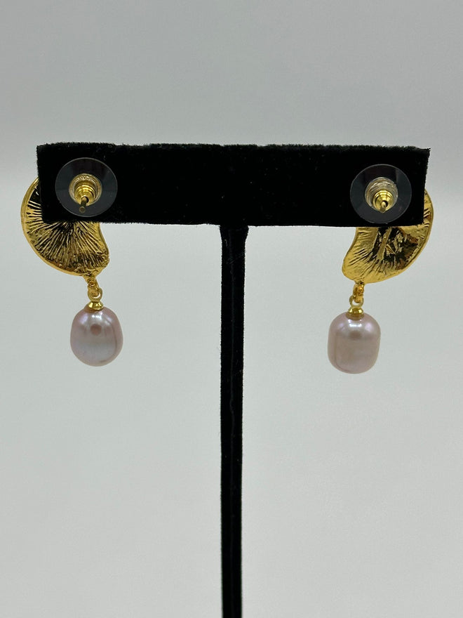 Leaf Earrings in 18k gold with pearl