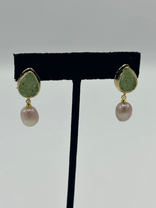 Tear Drop Earrings in 18k gold with peridot and pearl